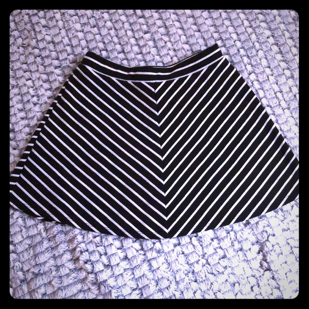 Skater 🛹 Skirt•Black & White•NWOT